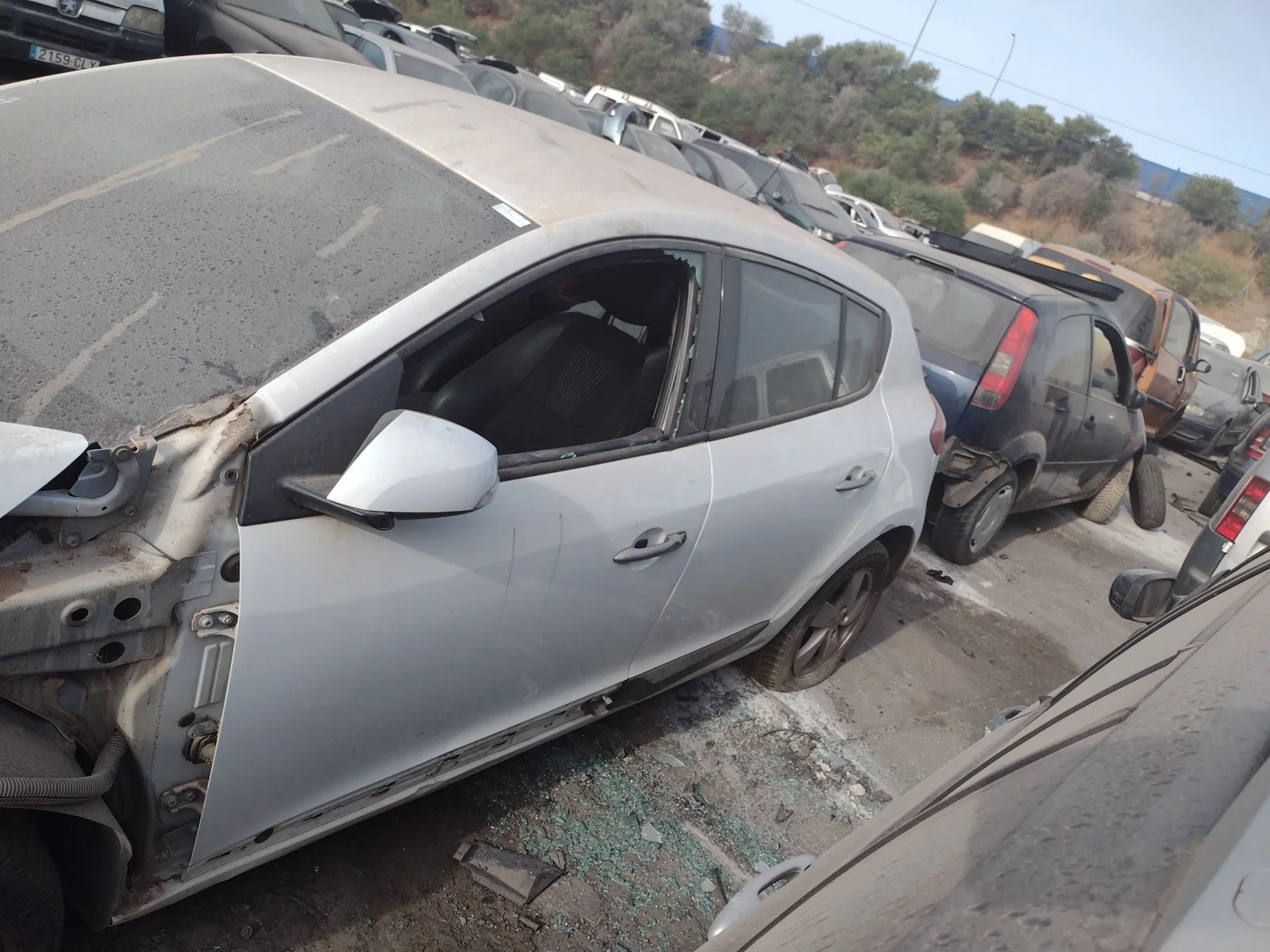 Foto de PUERTA DELANTERA IZQUIERDA RENAULT MEGANE III BERLINA 5P 2.0 16V (140 CV / 103 KW) referencia 801015772R