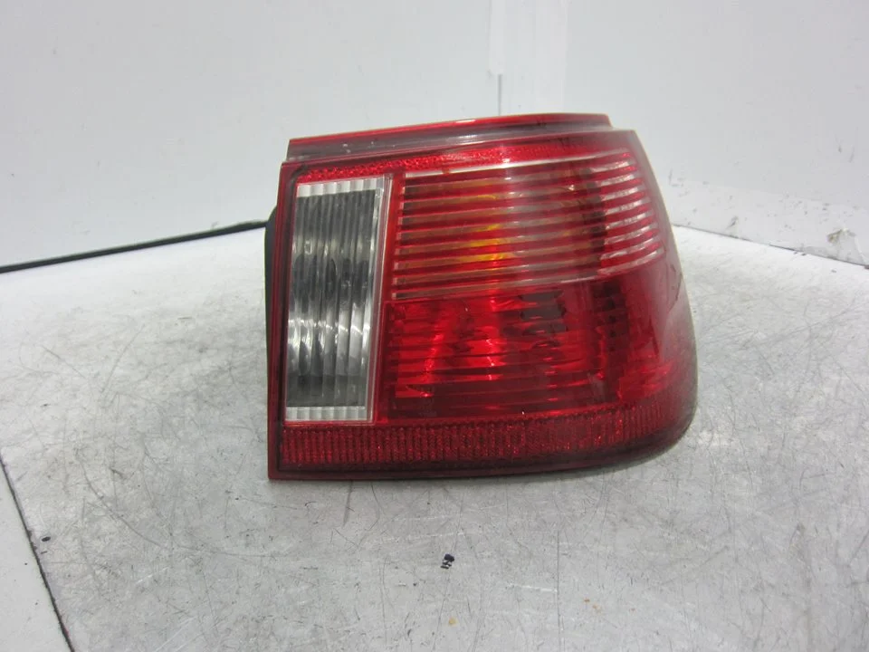 Foto de PILOTO TRASERO DERECHO SEAT IBIZA (6K1) 1.9 TDI (110 CV / 81 KW) referencia 964040