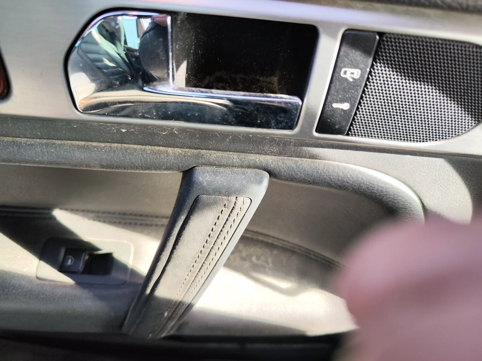 Foto de MANETA INTERIOR TRASERA IZQUIERDA VOLKSWAGEN TOUAREG (7L6) 4.2 V8 32V FSI (350 CV / 257 KW)