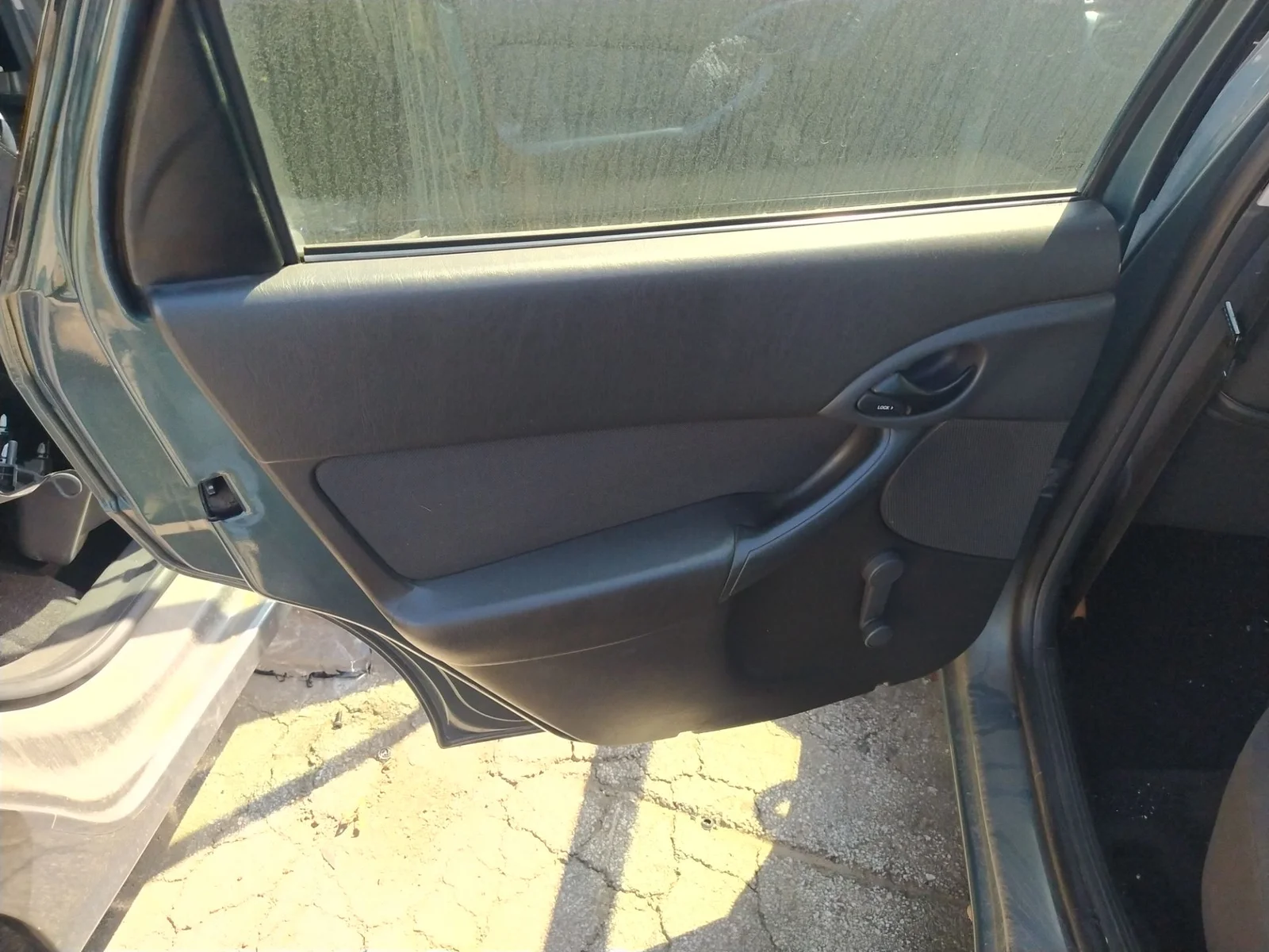 Foto de GUARNECIDO PUERTA TRASERA IZQUIERDA FORD FOCUS BERLINA (CAK) 1.8 TDCi CAT (101 CV / 74 KW) referencia 1102541