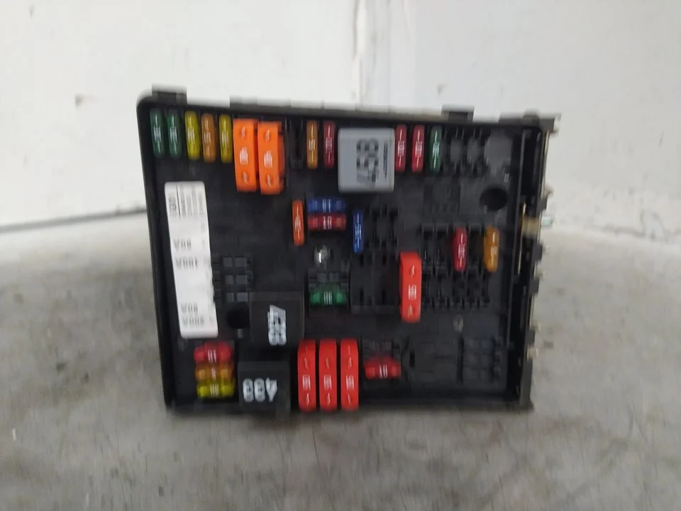 Foto de CAJA RELES / FUSIBLES VOLKSWAGEN GOLF V (1K1)(10.2003) 1.9 TDI (90 CV / 66 KW) referencia 1K0937124