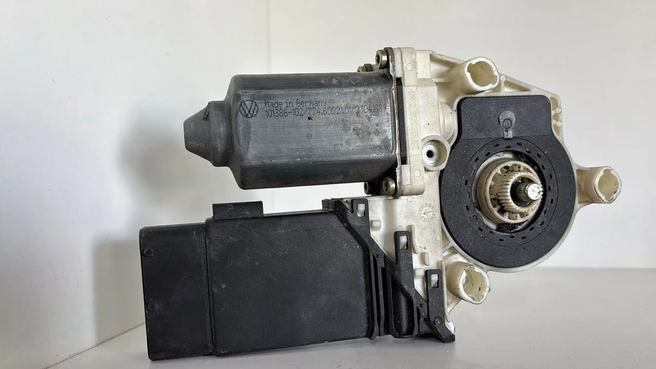 Foto de MOTOR ELEVALUNAS DELANTERO DERECHO VOLKSWAGEN GOLF IV BERLINA (1J1)(10.1997) referencia 0536003501