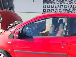 Foto de LUNA DELANTERA IZQUIERDA PEUGEOT 107 1.0 CAT (384F) (68 CV / 50 KW)