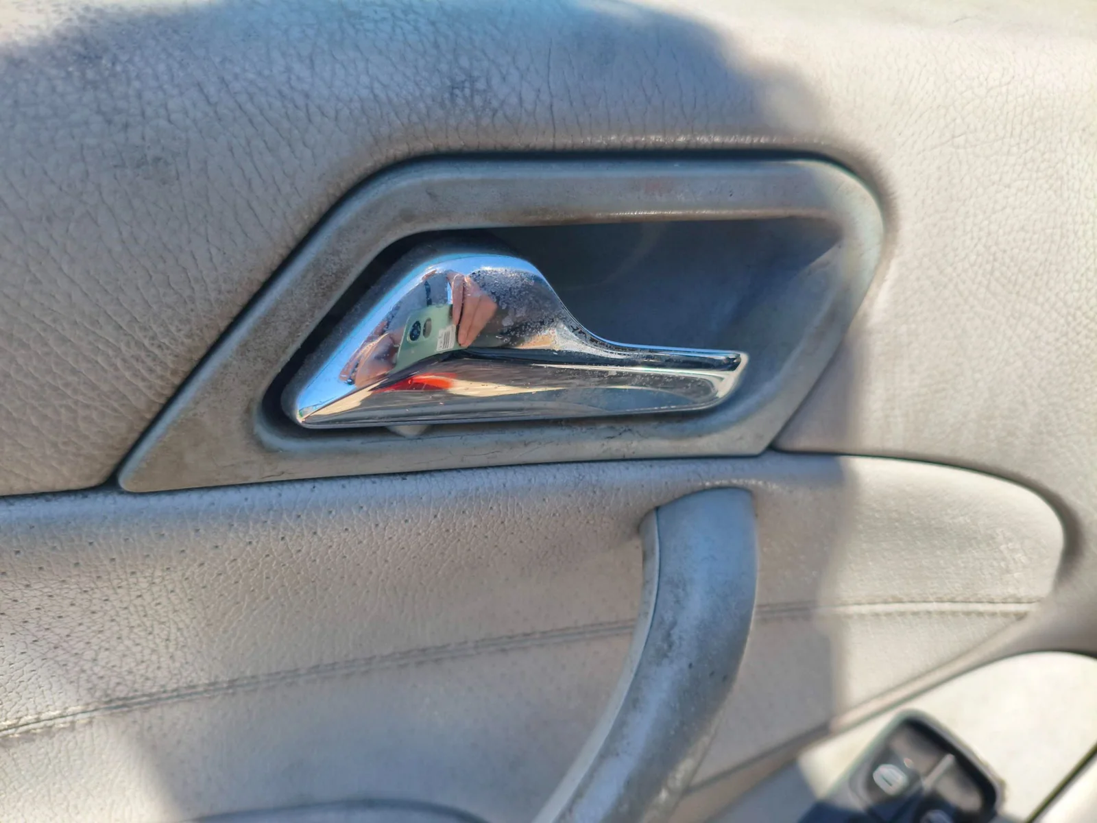 Foto de MANETA INTERIOR DELANTERA IZQUIERDA MERCEDES-BENZ CLASE C (BM 203) BERLINA 2.2 CDI CAT (116 CV / 85 KW) referencia A2037273528 FKZ