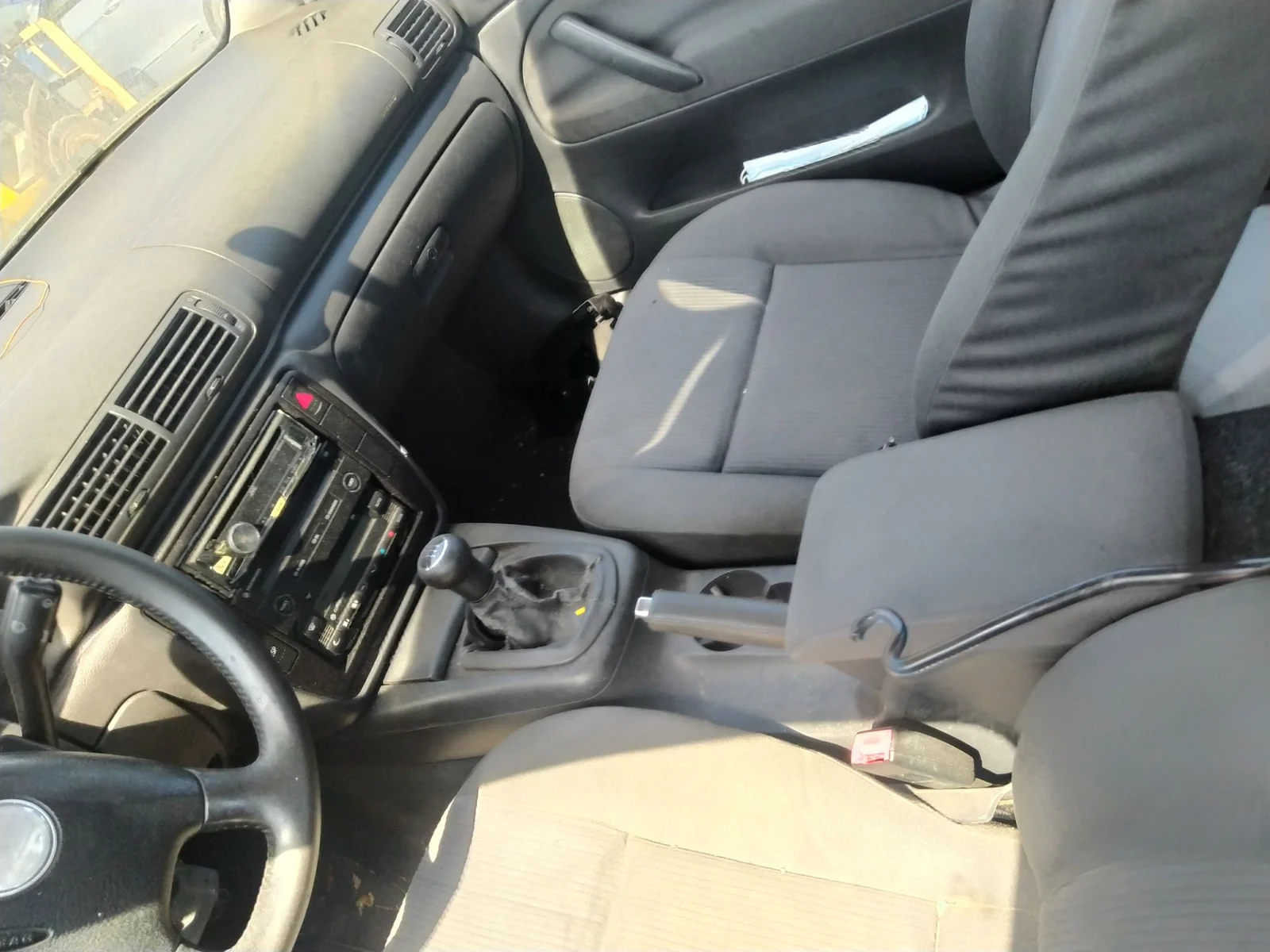 Foto de ENGANCHE CINTURON DELANTERO DERECHO VOLKSWAGEN PASSAT BERLINA (3B3) 1.9 TDI (131 CV / 96 KW)