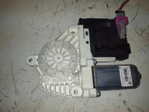 Foto de MOTOR ELEVALUNAS DELANTERO DERECHO VOLKSWAGEN PASSAT CC (357) 2.0 TDI (140 CV / 103 KW) referencia 3C0959792A foto 3