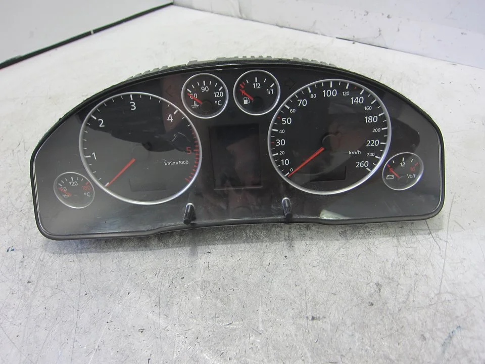 Foto de CUADRO INSTRUMENTOS AUDI ALLROAD QUATTRO QUATTRO (4B5) 2.5 V6 24V TDI (180 CV / 132 KW) referencia 4B0920933M
