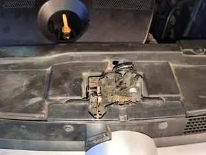 Foto de CERRADURA CAPO VOLKSWAGEN GOLF IV BERLINA (1J1)(10.1997)