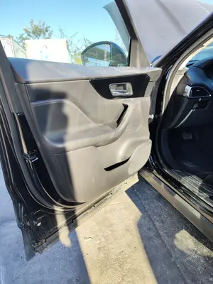 Foto de GUARNECIDO PUERTA DELANTERA IZQUIERDA JAGUAR F-PACE 3.0 V6 Diesel CAT (301 CV / 221 KW) referencia HK8320163AB