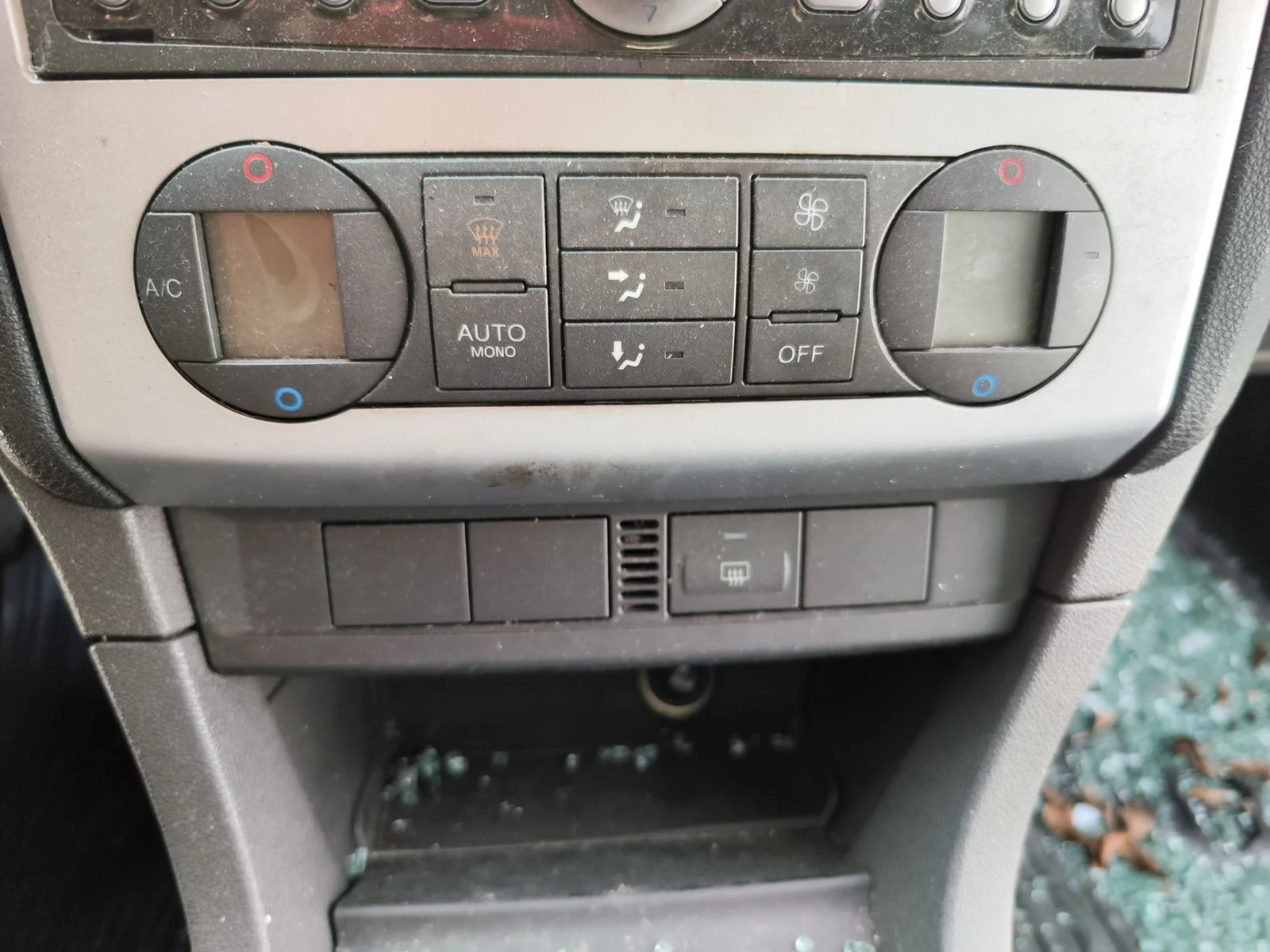Foto de MANDO CALEFACCION / AIRE ACONDICIONADO FORD FOCUS BERLINA (CAP) 1.8 TDCi Turbodiesel CAT (116 CV / 85 KW)