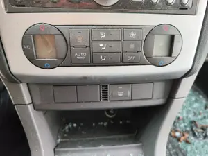 Foto de MANDO CALEFACCION / AIRE ACONDICIONADO FORD FOCUS BERLINA (CAP) 1.8 TDCi Turbodiesel CAT (116 CV / 85 KW)