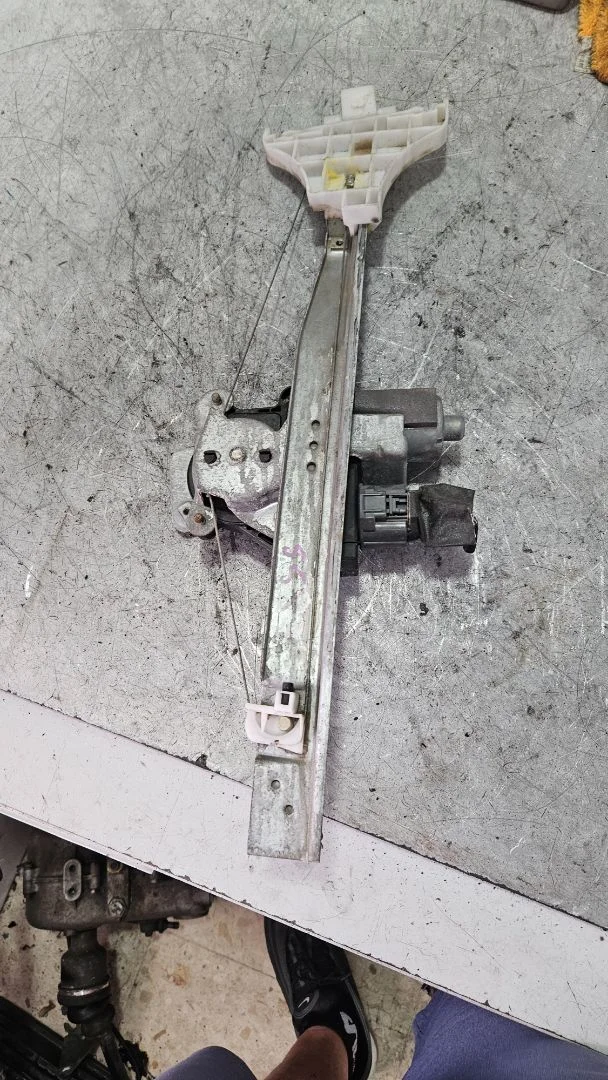 Foto de ELEVALUNAS TRASERO DERECHO FORD MONDEO TURNIER (GE) 2.0 TDCi CAT (131 CV / 96 KW)
