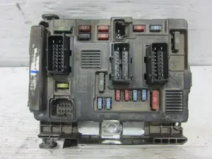 Foto de CAJA RELES / FUSIBLES CITROEN C3 1.4 HDi (68 CV / 50 KW) referencia T118470004J foto 3