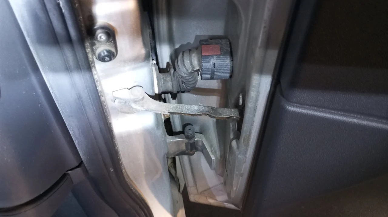Foto de RETENEDOR PUERTA OPEL CORSA C 1.2 16V CAT (Z 12 XE / LW4) (75 CV / 55 KW) referencia 24413389