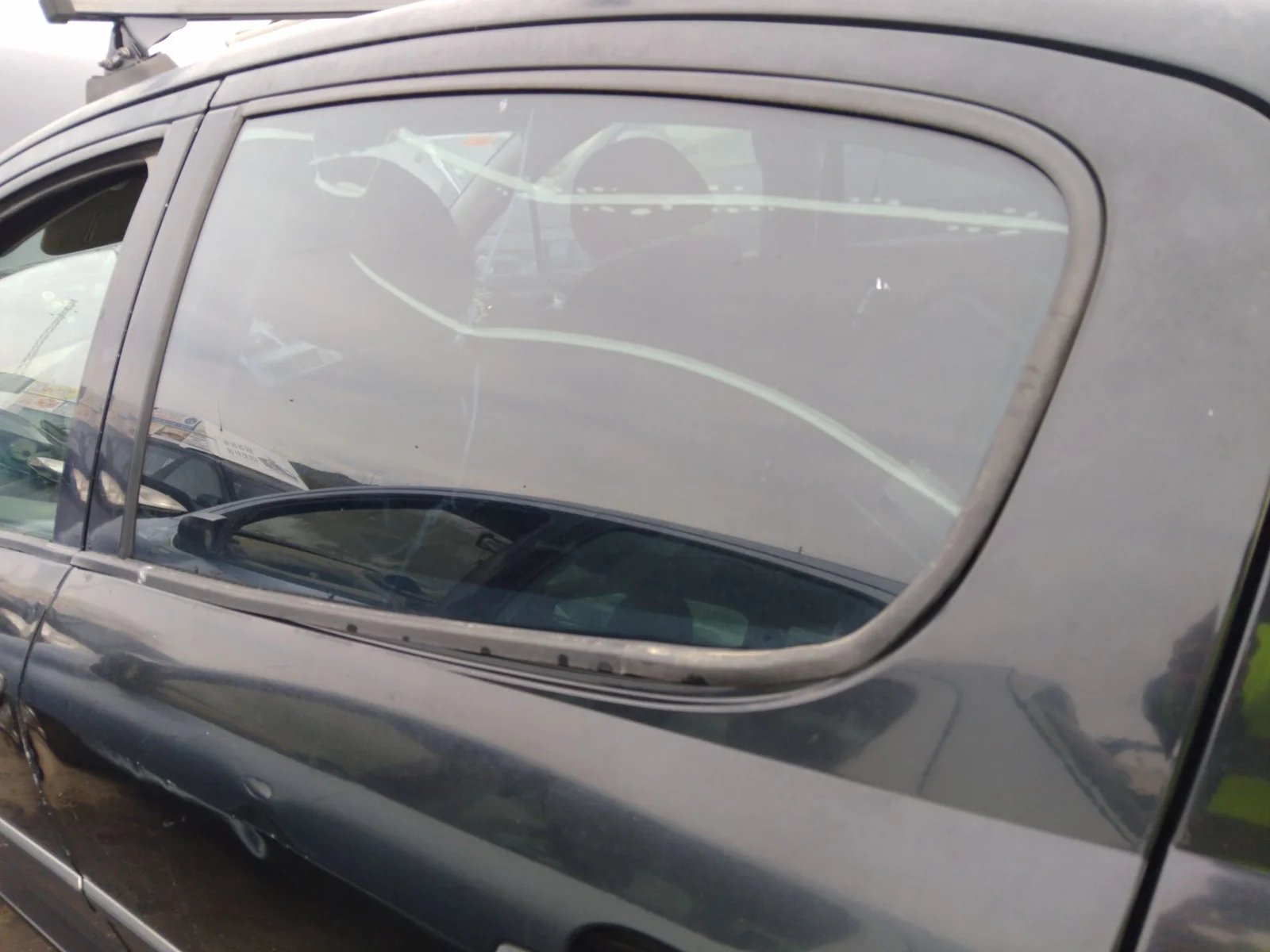 Foto de LUNA TRASERA IZQUIERDA PEUGEOT 407 2.0 16V HDi FAP CAT (RHR / DW10BTED4) (136 CV / 100 KW)