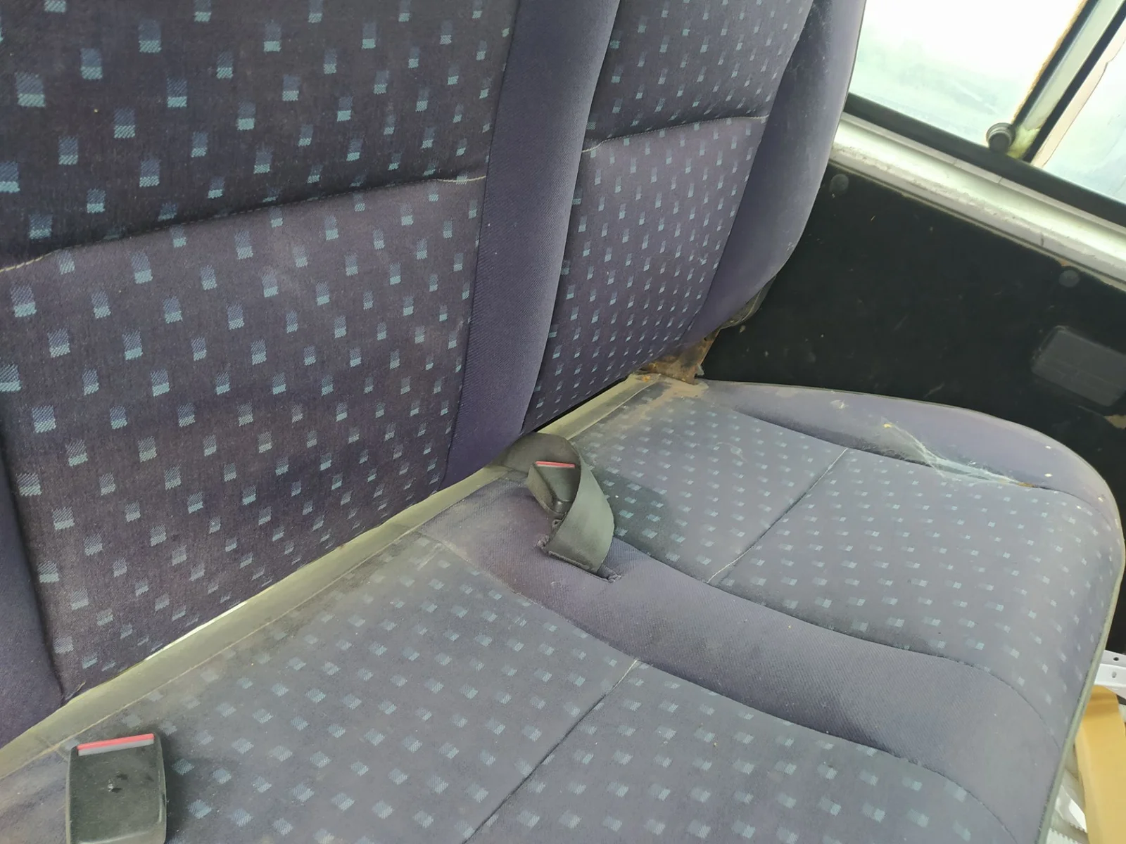Foto de ENGANCHE CINTURON TRASERO IZQUIERDO PEUGEOT EXPERT FURGÓN COMFORT (1995) 2.0 HDi (109 CV / 80 KW)