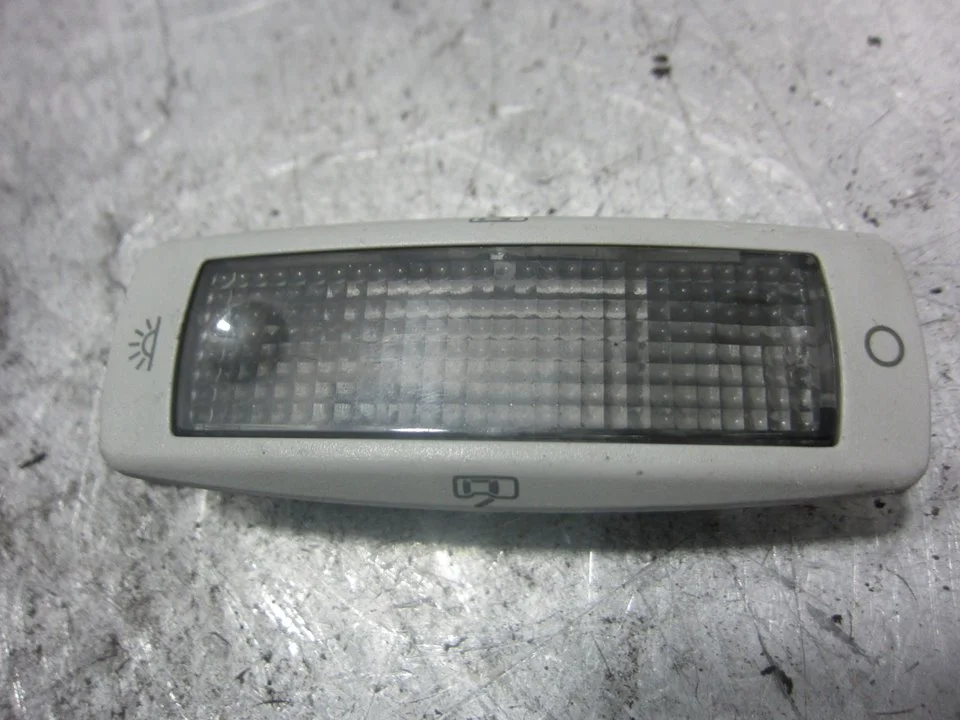 Foto de LUZ INTERIOR VOLKSWAGEN GOLF IV BERLINA (1J1)(10.1997) 1.6 16V (105 CV / 77 KW) referencia 3B0947291