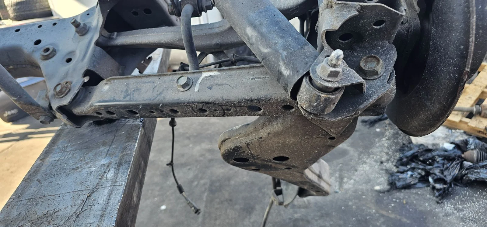 Foto de BRAZO SUSPENSION INFERIOR TRASERO DERECHO NISSAN QASHQAI (J10) 2.0 16V CAT (141 CV / 104 KW)