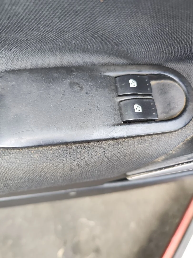 Foto de MANDO ELEVALUNAS DELANTERO IZQUIERDO RENAULT MEGANE II BERLINA 3P 1.9 dCi Diesel (120 CV / 88 KW)