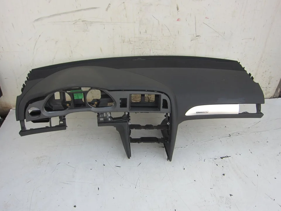 Foto de SALPICADERO AUDI A6 BERLINA (4F2) 4.2 V8 40V (335 CV / 246 KW) referencia 4F0857067A
