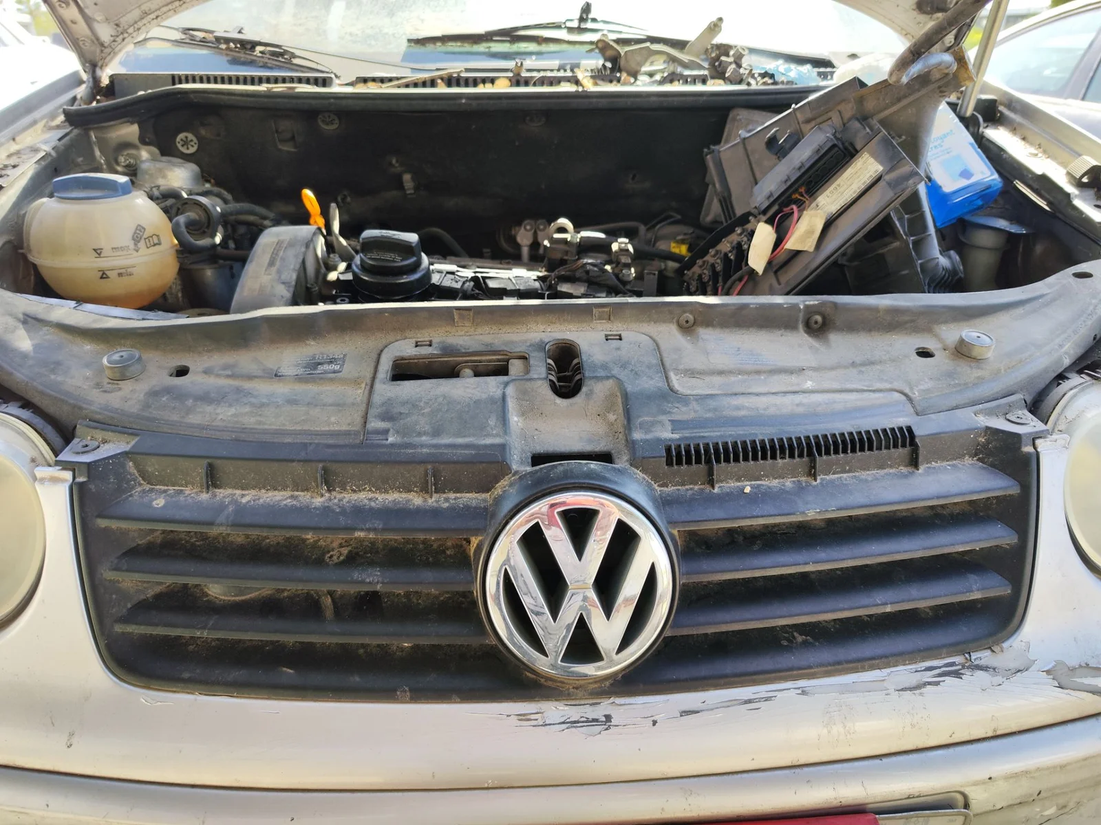 Foto de REJILLA DELANTERA VOLKSWAGEN POLO IV (9N1) 1.4 16V (75 CV / 55 KW)