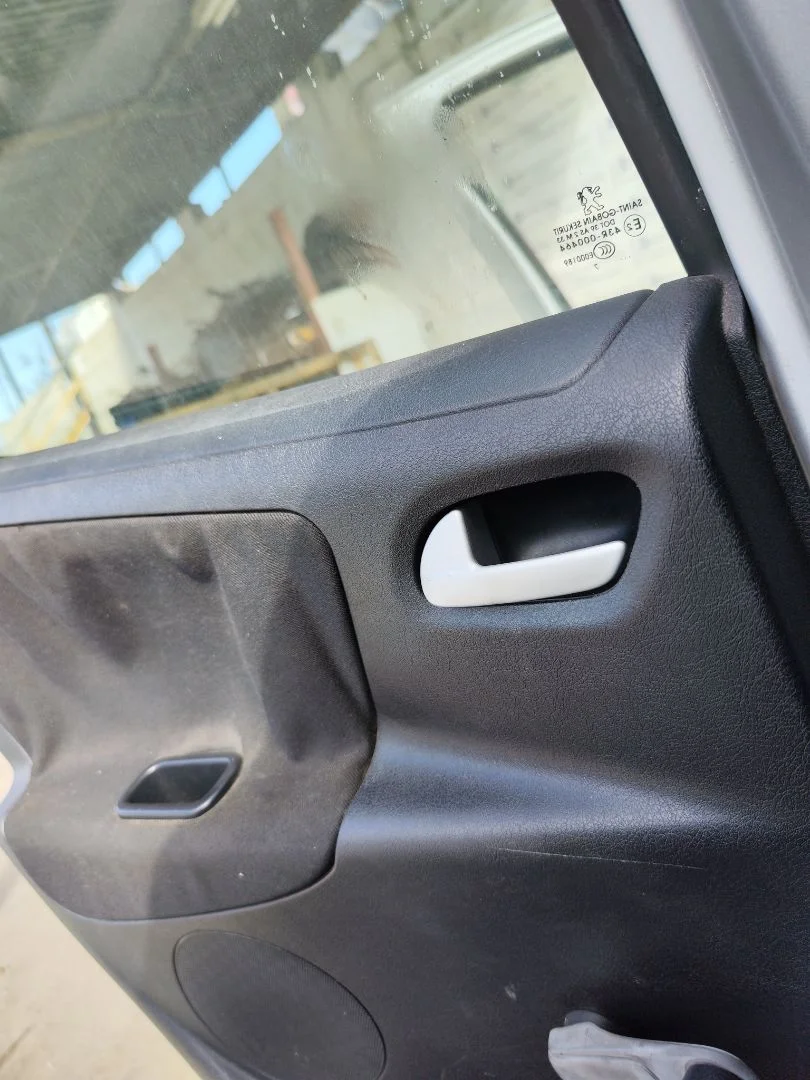 Foto de MANETA INTERIOR TRASERA IZQUIERDA PEUGEOT 207 1.6 16V HDi (90 CV / 66 KW) referencia 9143L9