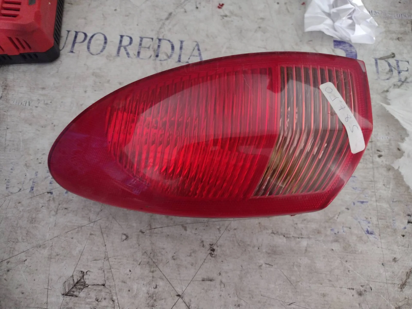 Foto de PILOTO TRASERO IZQUIERDO ALFA ROMEO 147 (190) 1.6 16V CAT (105 CV / 77 KW) referencia 0046556346
