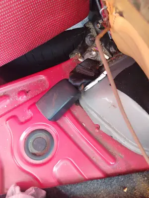 Foto de ENGANCHE CINTURON TRASERO DERECHO PEUGEOT 107 1.0 CAT (384F) (68 CV / 50 KW)