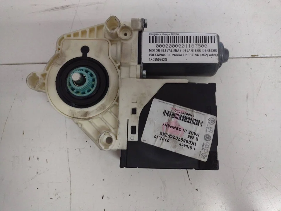 Foto de MOTOR ELEVALUNAS DELANTERO DERECHO VOLKSWAGEN PASSAT BERLINA (3C2) 2.0 TDI (140 CV / 103 KW) referencia 1K0959702Q