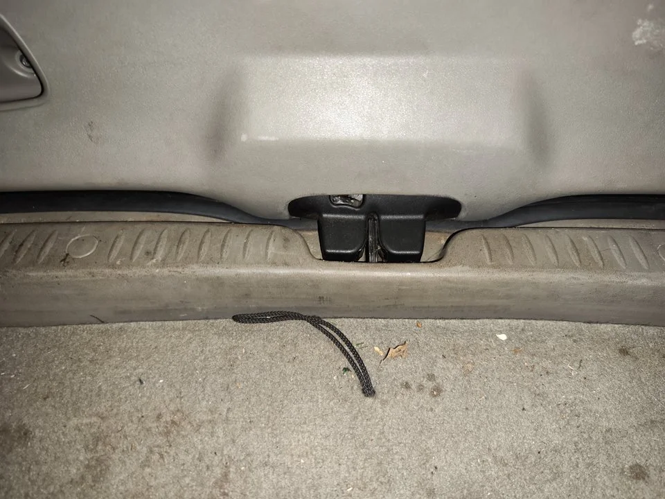 Foto de CERRADURA MALETERO / PORTON RENAULT SCENIC II (JM) 1.9 dCi Diesel (120 CV / 88 KW) referencia 8200947699