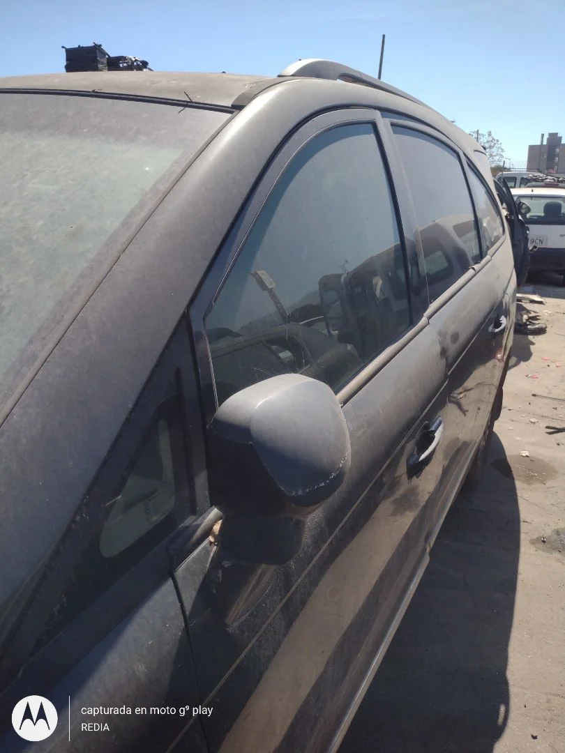Foto de LUNA DELANTERA IZQUIERDA SSANGYONG RODIUS 2.7 Turbodiesel CAT (163 CV / 120 KW)