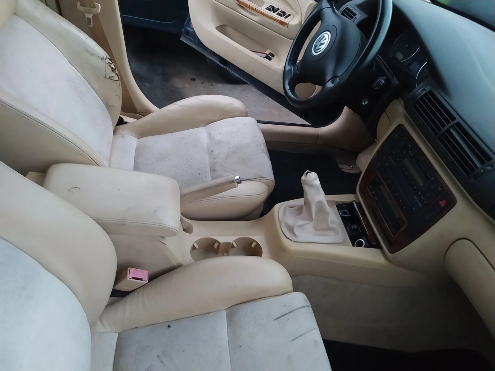 Foto de ENGANCHE CINTURON DELANTERO DERECHO VOLKSWAGEN PASSAT BERLINA (3B3) 1.9 TDI (131 CV / 96 KW)