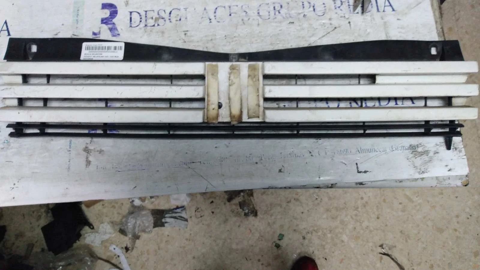 Foto de REJILLA DELANTERA PEUGEOT 205 BERLINA referencia 9253108580