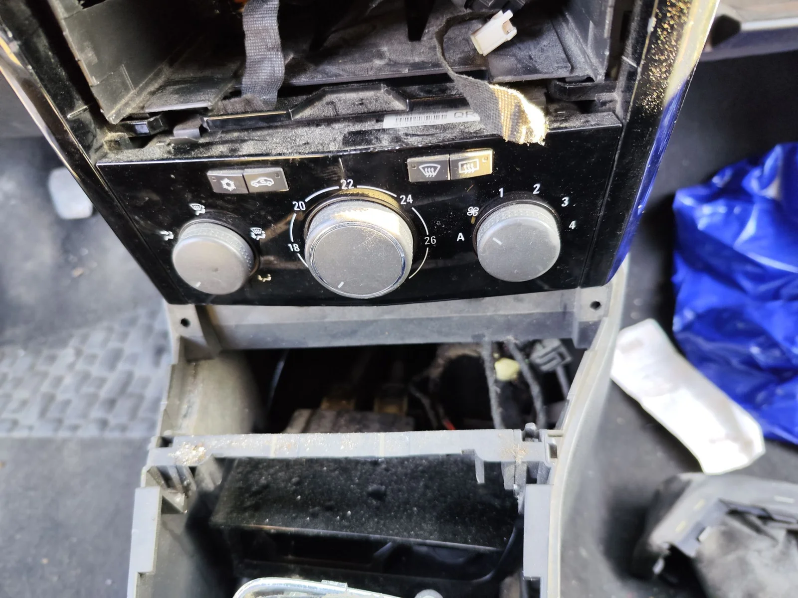 Foto de MANDO CALEFACCION / AIRE ACONDICIONADO OPEL ASTRA H TWIN TOP 1.9 16V CDTI CAT (Z 19 DTH / LRD) (150 CV / 110 KW)