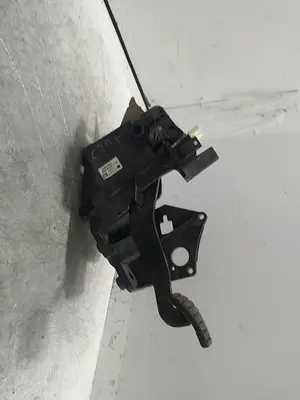 Foto de PEDAL FRENO RENAULT TWINGO III 1.0 SCe (71 CV / 52 KW) referencia 465015994R foto 4
