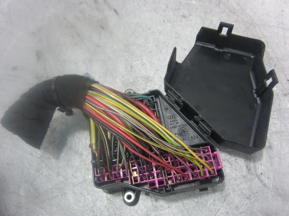 Foto de CAJA RELES / FUSIBLES VOLKSWAGEN GOLF IV BERLINA (1J1)(10.1997) 1.9 TDI (101 CV / 74 KW) referencia 8D1941824