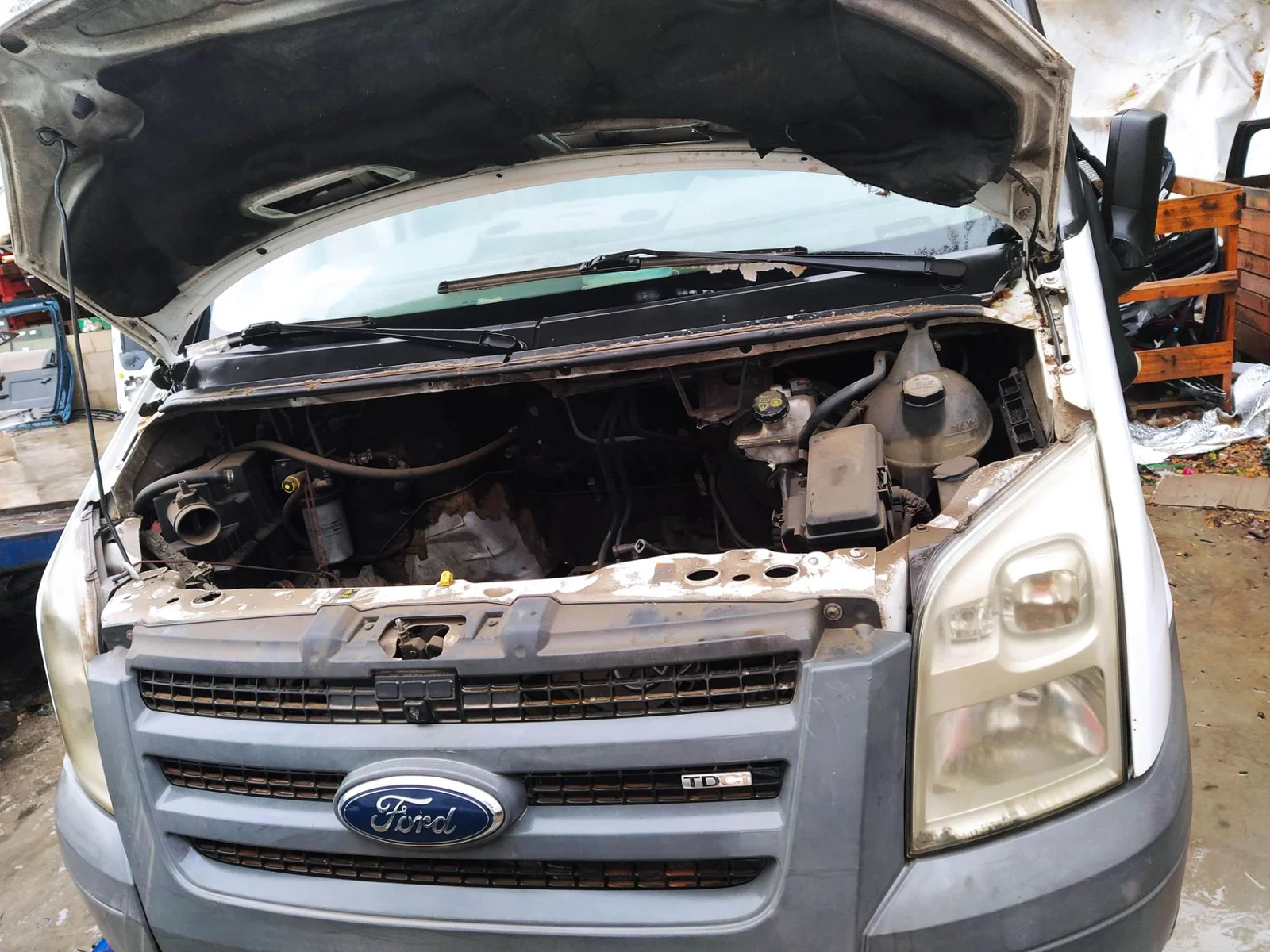 Foto de REFUERZO PARAGOLPES DELANTERO FORD TRANSIT FURGÓN (TT9) 2.4 TDCi CAT (101 CV / 74 KW)