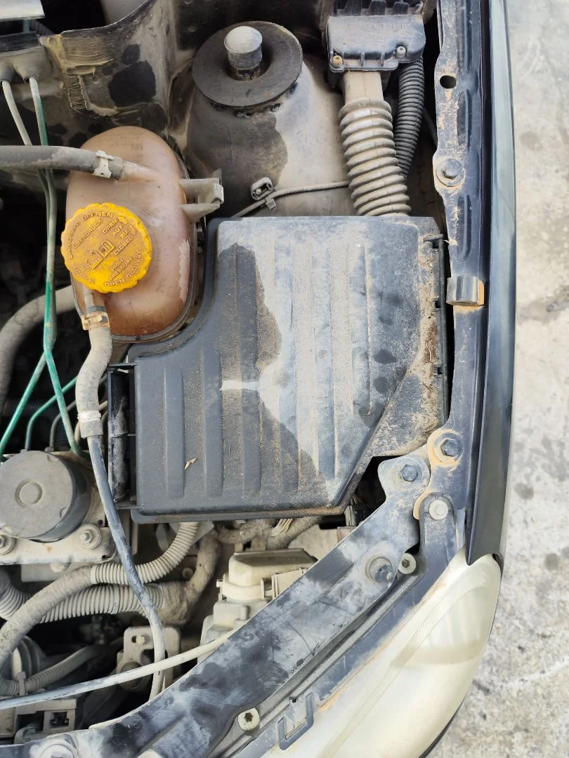 Foto de CAJA RELES / FUSIBLES OPEL CORSA C 1.2 16V CAT (Z 12 XEP / LB4) (80 CV / 59 KW)