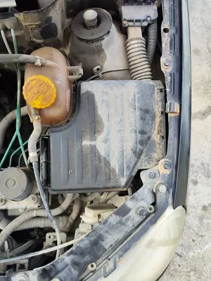 Foto de CAJA RELES / FUSIBLES OPEL CORSA C 1.2 16V CAT (Z 12 XEP / LB4) (80 CV / 59 KW)