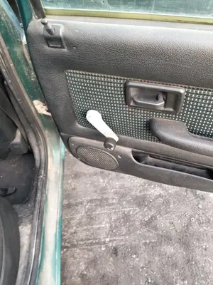 Foto de MANETA ELEVALUNAS TRASERA IZQUIERDA PEUGEOT 106 (S2) 1.1  (60 CV / 44 KW)