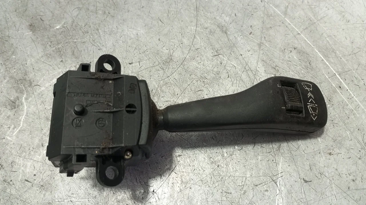 Foto de MANDO LIMPIA BMW SERIE 3 BERLINA (E46) 2.0 16V Diesel CAT (136 CV / 100 KW) referencia 8363664I