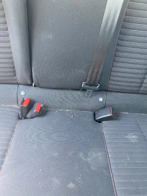 Foto de ENGANCHE CINTURON TRASERO IZQUIERDO PEUGEOT 208 (P2) 1.2 PureTech (74 CV / 55 KW)