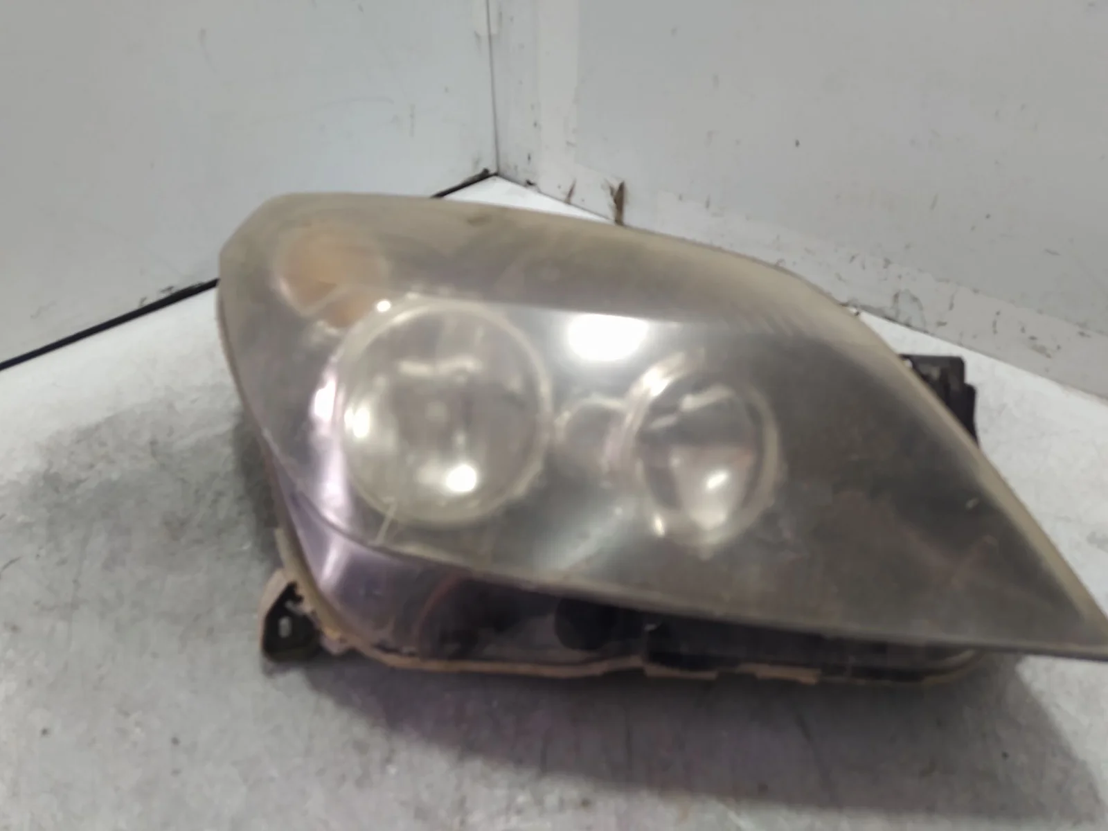 Foto de FARO DERECHO OPEL ASTRA H BERLINA 1.7 16V CDTI (101 CV / 74 KW) referencia 1EG27037002