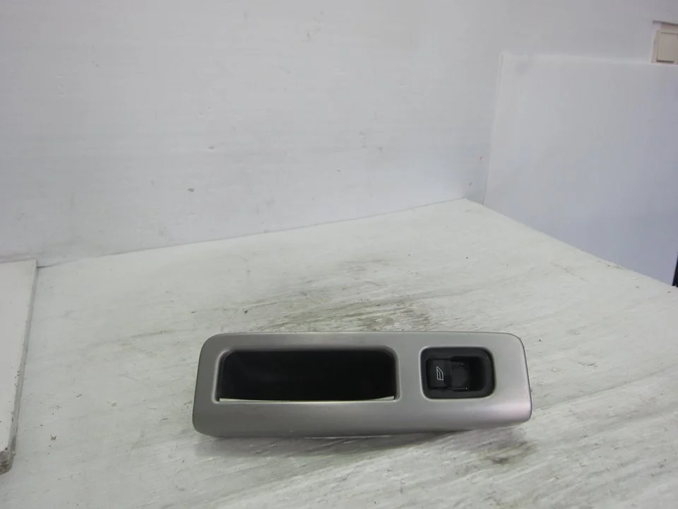 Foto de MANDO ELEVALUNAS TRASERO IZQUIERDO VOLVO S40 BERLINA 2.5 20V Turbo CAT (220 CV / 162 KW) referencia 8679678