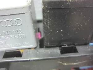 Foto de CAJA RELES / FUSIBLES AUDI A6 BERLINA (4F2) 2.0 TDI (140 CV / 103 KW) referencia 4F0937503 foto 3