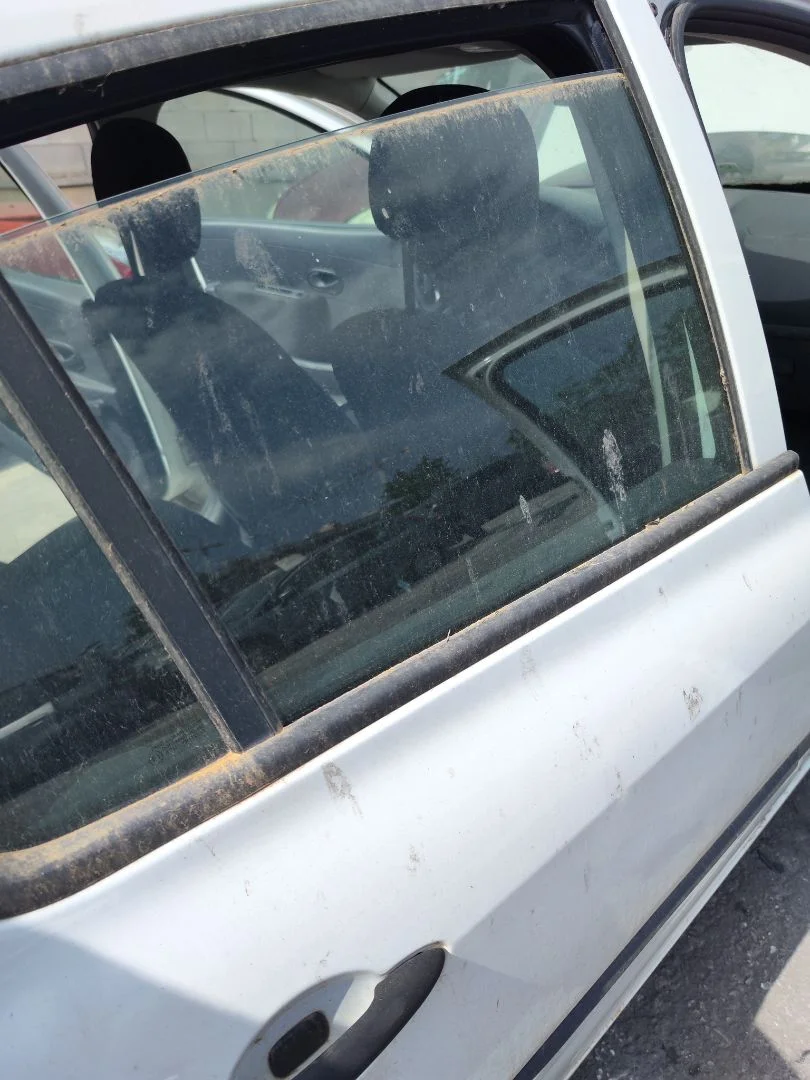 Foto de LUNA TRASERA DERECHA RENAULT CLIO III 1.2 16V (75 CV / 55 KW)