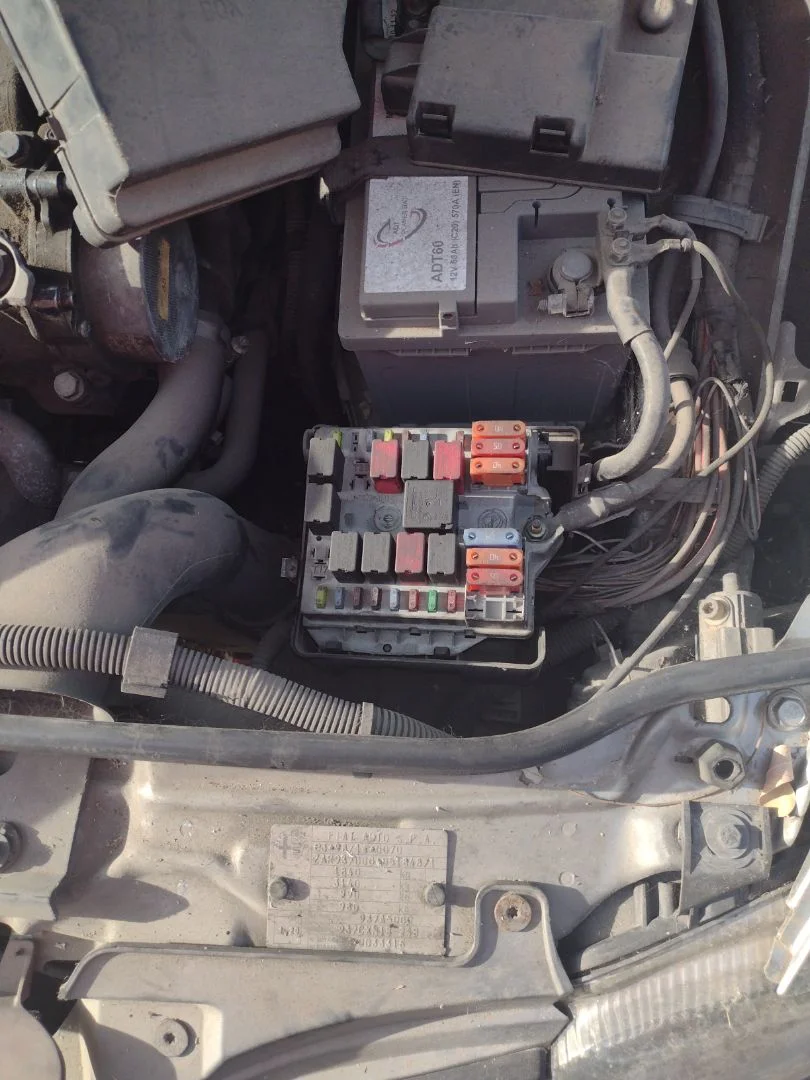 Foto de CAJA RELES / FUSIBLES ALFA ROMEO GT (125) 1.9 JTD (M) 16V CAT (150 CV / 110 KW)