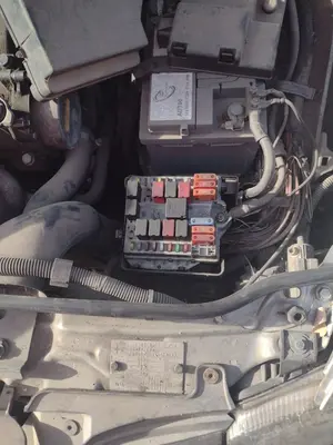 Foto de CAJA RELES / FUSIBLES ALFA ROMEO GT (125) 1.9 JTD (M) 16V CAT (150 CV / 110 KW)