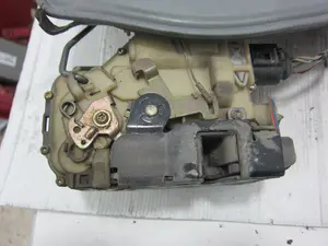 Foto de CERRADURA PUERTA DELANTERA IZQUIERDA SEAT IBIZA (6L1) 1.2 (64 CV / 47 KW) referencia 991990101 foto 4