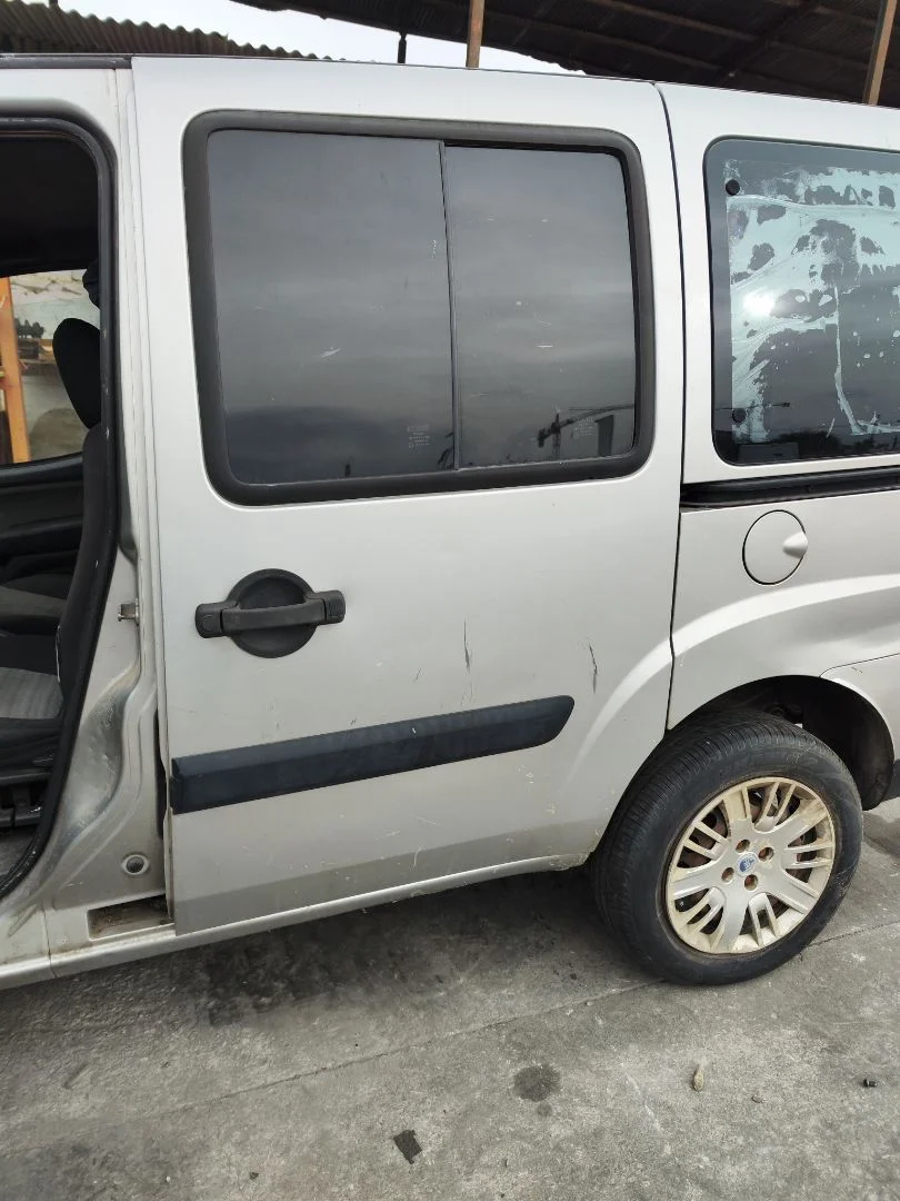 Foto de PUERTA TRASERA IZQUIERDA FIAT I DOBLÒ (119) 1.9 JTD CAT (105 CV / 77 KW)